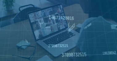 Dizüstü bilgisayarla yapılan görüntülü konferansa katılan bir grup meslektaşım var. Arka plan, ahşap bir masası, gözlüğü ve not defteri olan modern bir ofisi gösteriyor.