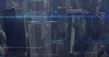 Şehir manzarasının hava görüntüsüne karşı veri işleme görüntüsü. Bilgisayar arayüzü ve iş teknolojisi kavramı