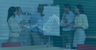 Çeşitli iş adamlarının ofisteki meslektaşlarına sunum yaptığı çizgi grafikleri. Dijital bileşim, iş dünyası, rapor, takım çalışması, planlama, tartışma, fikirler ve buluşma kavramı.