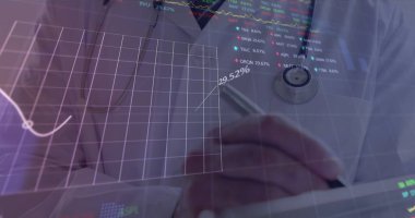 Akıllı telefon kullanarak iş adamının mali veri işleme görüntüsü. Dijital arayüz ve teknoloji konsepti dijital ortamda oluşturuldu.