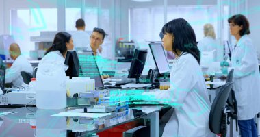 Yüksek teknoloji laboratuvarında çalışan çeşitli bilim adamları. Gelişmiş bilgisayarları ve laboratuvar ekipmanlarını kullanarak deneyler yapıyorlar.