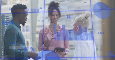 Değişen numaraları olan grafikler, laptopta raporları tartışan çeşitli iş arkadaşları. Dijital bileşik, çoklu pozlama, rapor, iş, büyüme, takım çalışması ve teknoloji kavramı.