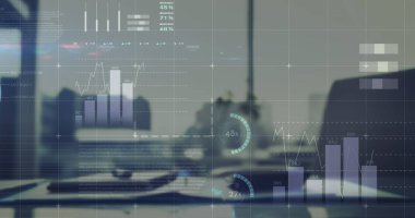 Ofis masasındaki ekipmanlara karşı istatistiksel veri işleme resmi. Bilgisayar arayüzü ve iş veri teknolojisi kavramı