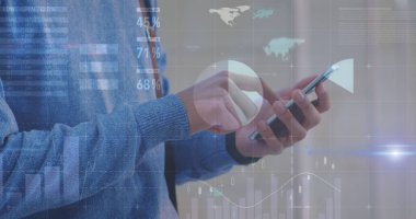 Akıllı telefonu tutan kişi, ekrandaki verileri analiz ediyor. Mavi kazak giymek, dijital grafikler ve sayılarla etkileşime girmek, göreve odaklanmak