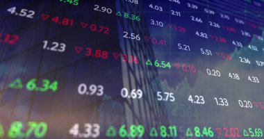 Bulutlu gökyüzüne karşı modern binanın düşük açılı görüntüsü üzerine grafikler ve ticaret panosu. Dijital bileşik, çoklu pozlama, rapor, iş dünyası, borsa, binalar, mimari konsept.