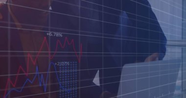 Ofiste dizüstü bilgisayarla raporları tartışan çeşitli erkek iş arkadaşlarının grafikleri ve numaraları. Dijital bileşik, çoklu pozlama, iş, takım çalışması, iletişim ve teknoloji kavramı.