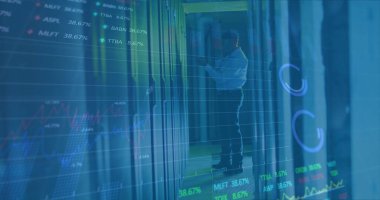 Veri sunucularını inceleyen Afrikalı Amerikalı erkek mühendis üzerinde bilgi arayüzü. Dijital bileşik, grafik, iş, rapor, veri, güvenlik, ağ, veri merkezi, teknoloji.