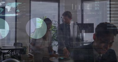 Çeşitli iş kadınlarının ofiste tartıştığı istatistiksel veri işleme görüntüsü. Bilgisayar arayüzü ve iş veri teknolojisi kavramı