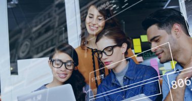 Sayıları, grafikleri, barları ve daireleri değiştiren çeşitli iş arkadaşlarının fikirleri paylaştığı bir resim. Dijital bileşik, çoklu pozlama, rapor, iş, büyüme, takım çalışması ve teknoloji kavramı.