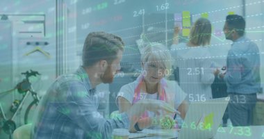 Kafkasyalı meslektaşlar üzerinde laptoptan rapor analiz eden bilgi arayüzü görüntüsü. Dijital bileşim, iş dünyası, veri, ilerleme, planlama, fikirler, teknoloji, takım çalışması.