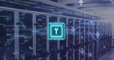 Kare olarak anahtarın resmi, birbirine bağlı oklar, veri sunucu raflarının üzerinde devre kartı deseni. Dijital bileşik, iletişim, güvenlik, veri merkezi, ağ, ağ sunucusu ve teknoloji kavramı.