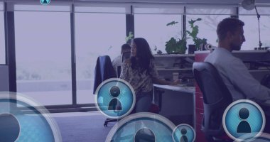 Ofiste çalışan farklı kişilere karşı yüzen birden fazla profil simgelerinin resmi. Küresel ağ ve iş teknolojisi kavramı