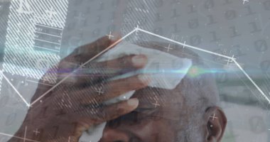 Grafik görüntüsü, değişen numaralar, ikili kodlar, kafasını silen Afro-Amerikan kel adam. Dijital bileşik, çoklu pozlama, rapor, iş, büyüme, bilgisayar dili ve teknoloji kavramı.