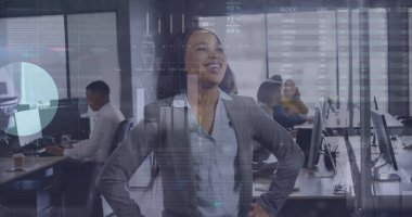 Ofiste gülümseyen Afrikalı Amerikalı iş kadınına karşı istatistiksel veri işleme görüntüsü. Bilgisayar arayüzü ve iş veri teknolojisi kavramı