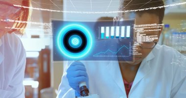 Grafikler, radarlar, harita ve bilgisayar dili, sıvıyı test eden çeşitli kadın bilim adamları. Dijital bileşim, rapor, iş, araştırma, takım çalışması, kodlama, küresel ve teknoloji kavramı.