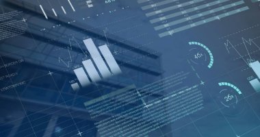 Bulutlu gökyüzüne karşı binanın düşük açılı görüntüsü üzerinden bilgi arayüzü görüntüsü. Dijital bileşik, çoklu pozlama, rapor, iş, küresel, ilerleme, mimari ve teknoloji kavramı.