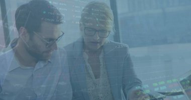 Çeşitli işadamları ve iş kadınlarının belgeler üzerinde tartıştıkları veri işleme görüntüleri. Küresel ekonomi ve iş veri teknolojisi kavramı