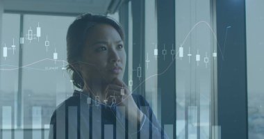 Düşünceli Asyalı kadın üzerinde birden fazla grafik resmi var. Eli çenesinde, başka yere bakıyor. Dijital bileşim, çoklu pozlama, rapor, iş, tefekkür ve teknoloji kavramı.