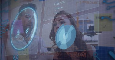 Muhtelif meslekdaşların ofislerinde cam pano üzerinde tartıştıkları veri işleme resmi. Bilgisayar arayüzü ve iş teknolojisi kavramı