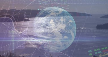 Ekonomik eğilimlere ilişkin dijital grafikler sakin kıyı manzarasını örtüyor. Doğanın güzelliğiyle birleşen bu görseller, küresel borsa verilerine net bir bakış sunuyor.