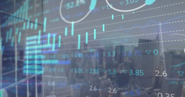 Çoklu grafik görüntüsü, bulutlu gökyüzüne karşı modern şehrin üzerinde ticaret tahtası. Dijital bileşik, çoklu pozlama, iş, rapor, borsa, binalar, ilerleme ve mimari kavramı.