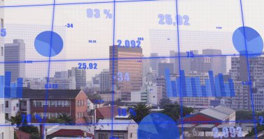 Sis üzerinde değişen sayılarla dolu çoklu grafiklerin görüntüsü gökyüzüne karşı modern şehri kapladı. Dijital bileşik, çoklu pozlama, rapor, iş, büyüme, binalar ve mimari konsept.