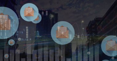 Şehir manzarası üzerinde e- posta simgeleri ve veri işleme resimleri. Küresel iş, finans, bilgisayar ve veri işleme kavramı dijital olarak oluşturulmuş görüntü.