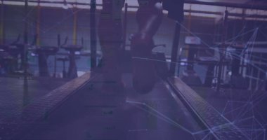 Koşu bantlarında koşan insanların düşük kesimindeki çizgilerle bağlantılı noktaların görüntüsü. Dijital bileşik, çoklu pozlama, iletişim, eğitim, sağlık ve zindelik kavramı.