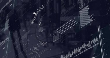 Gözlük takan biri, birçok ekranda karmaşık finansal tabloları analiz ediyor. Ayrıntılı grafikler ve veri noktaları eğilimleri ve pazar davranışlarını vurguluyor