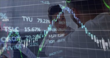 Bu görüntü yöneticilerin bir ofis ortamında birbirleriyle etkileşimlerini gösteriyor. Görüntü küresel ekonomi ve iş teknolojisi kavramına sahip olup, finansal ve borsa verilerinin dijital görüntüsü mavi arka planda işliyor. 