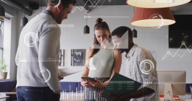 İstatistiksel veri işleme görüntüsü. Ofiste birlikte tartışan çeşitli meslektaşlar hakkında. Bilgisayar arayüzü ve iş veri teknolojisi kavramı