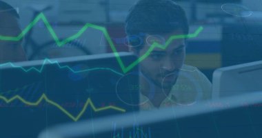 Yeşil çizgi, finansal veri işleme ve iş adamları üzerindeki istatistikler. Küresel iş, finans, veri işleme ve bağlantılar konsepti dijital olarak oluşturulmuş görüntü.
