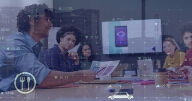 Ofisteki çeşitli meslektaşlarla tartışan melez bir adam üzerinde çoklu dijital ikonların görüntüsü. Bilgisayar arayüzü ve iş teknolojisi kavramı