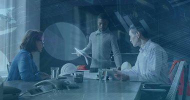 Muhtelif adamların ofislerinde fikir alışverişinde bulunması üzerine bilgi arayüzü. Dijital bileşim, iş dünyası, rapor, ilerleme, veri, takım çalışması, teknoloji, planlama, toplantı.