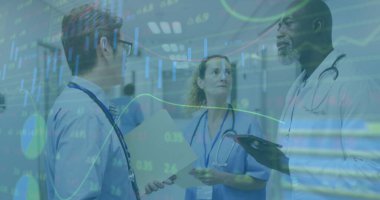 Çeşitli doktorların veri işleme görüntüsü. Küresel tıp, sağlık, bilgisayar ve veri işleme kavramı dijital olarak oluşturulmuş görüntü.