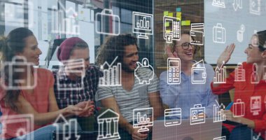 Ofiste birbirlerine beşlik çakan çeşitli meslektaşlar üzerindeki dijital simgelerle arayüz görüntüsü. Bilgisayar arayüzü ve iş veri teknolojisi kavramı