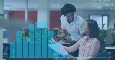 Ofiste çalışan çeşitli iş adamlarının finansal veri işleme görüntüsü. Küresel iş, finans, hesaplama ve veri işleme kavramı dijital olarak oluşturulmuş görüntü.