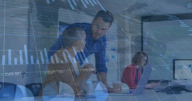 Grafiklerin, dairelerin yüklenmesi, numaraların değiştirilmesi, masa başında çeşitli iş arkadaşlarının tartışması. Dijital bileşik, çoklu pozlama, rapor, iş, ilerleme, büyüme, takım çalışması ve teknoloji kavramı.