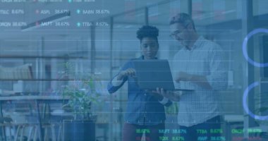 Grafik ve ticaret panolarının resmi, çeşitli iş arkadaşlarının ofiste dizüstü bilgisayarla ilgili raporları tartışmaları. Dijital bileşik, çoklu pozlama, rapor, iş dünyası, borsa, takım çalışması ve teknoloji kavramı.