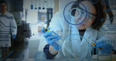 Grafikler, daireler, beyaz kadın bilim adamı test tüpünden sıvı örneği alıyor. Dijital bileşik, çoklu pozlama, rapor, iş, ilerleme ve araştırma kavramı.