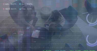 Ofisteki çeşitli iş adamlarının veri işleme görüntüsü. Küresel iş ve dijital arayüz kavramı dijital olarak oluşturulmuş görüntü.