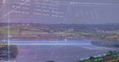 Ekranda mali verileri analiz eden iki kişi trendleri tartışıyor. Düşünceli bir atmosferi olan modern bir ofiste strateji oluşturuyorlar.