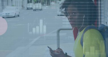 Bilgi arayüzü görüntüsü, Afro-Amerikan kız otobüs durağında beklerken cep telefonu kullanıyor. Dijital bileşik, çoklu pozlama, rapor, iş, büyüme, küresel ve çocukluk kavramı.