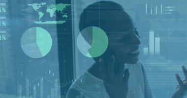 Ofiste akıllı telefondan konuşan mutlu Afrikalı Amerikalı bir kadının veri işleme görüntüsü. Bilgisayar arayüzü ve iş veri teknolojisi kavramı