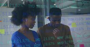 Ofiste çeşitli erkek ve kadınların tartıştığı borsa veri işleme görüntüsü. Küresel ekonomi ve iş teknolojisi kavramı