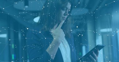 Kafkas iş kadınının ofisindeki finansal veri işleme görüntüsü. Küresel iş, finans, hesaplama ve veri işleme kavramı dijital olarak oluşturulmuş görüntü.