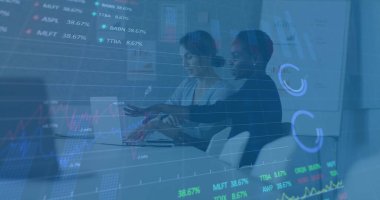 Çoklu grafikler, alım satım tahtaları, çeşitli kadın iş arkadaşları dizüstü bilgisayardan raporları tartışıyor. Dijital bileşik, çoklu pozlama, iş dünyası, borsa, takım çalışması ve teknoloji kavramı.