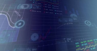 Çemberlerin, radarların, haritanın, bilgisayar dilinin, grafiklerin, siyah arkaplandaki alım satım tahtalarının resmi. Dijital olarak üretilmiş, hologram, rapor, iş, küresel ve borsa kavramı.