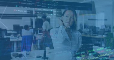 Ofisteki dijital tablette kayan Asyalı kadının grafikleri ve alım satım tahtaları. Dijital bileşik, çoklu pozlama, rapor, iş dünyası, borsa ve teknoloji kavramı.