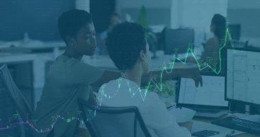 Çok renkli grafiklerin görüntüsü farklı kadın iş arkadaşlarının ofiste tartıştıkları. Dijital bileşik, çoklu pozlama, rapor, iş dünyası, takım çalışması ve teknoloji kavramı.